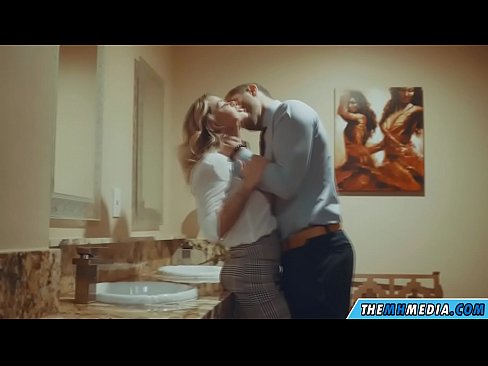 ❤️ Gava ku blondeyek busty we di nav hewşek gelemperî de dixapîne ️❌ Porno fb li porno ku.tradeis.top ☑